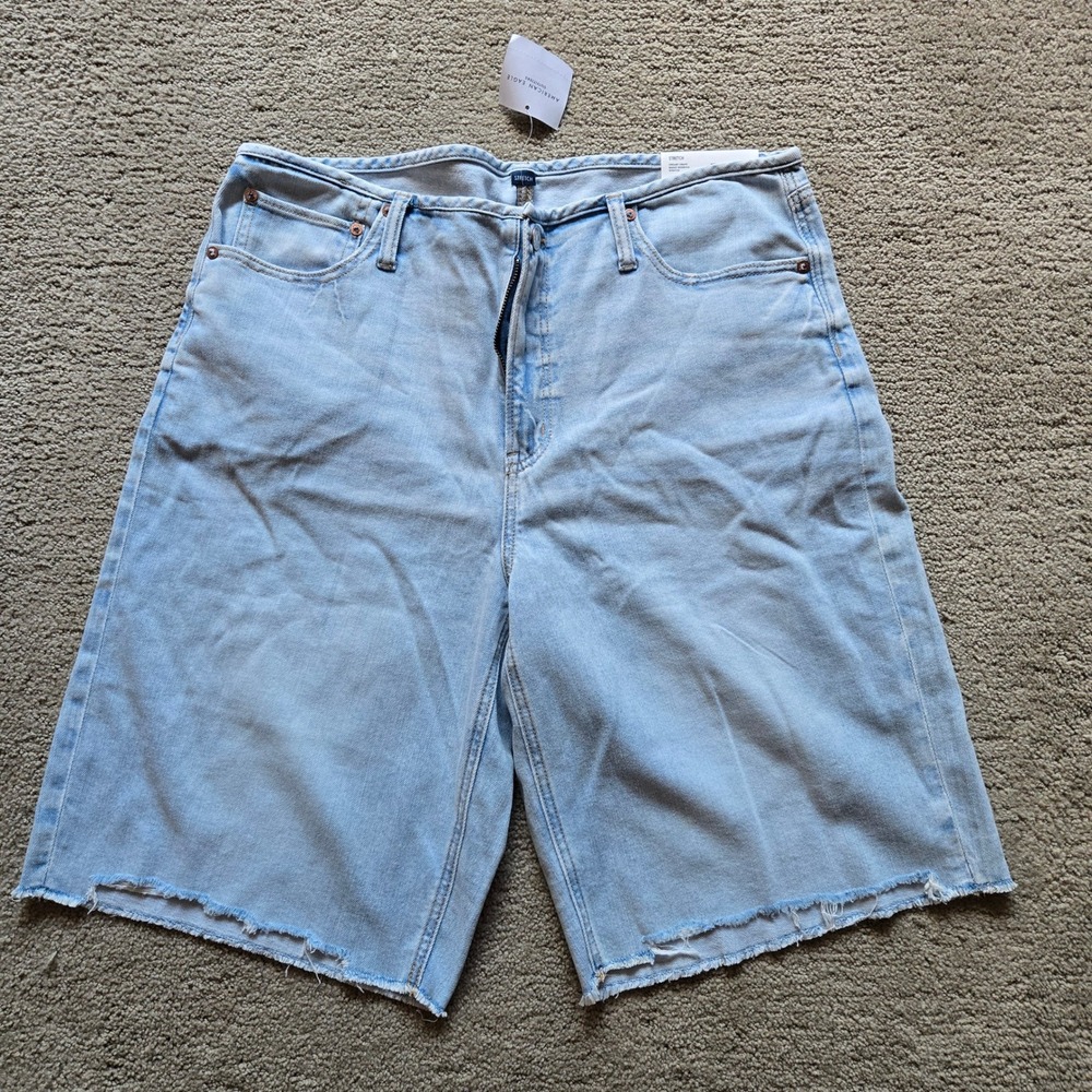 American Eagle Dreamy Drape Baggy Bermuda Shorts Light Wash Stretch Size 14 NWT - Picture 1 of 4